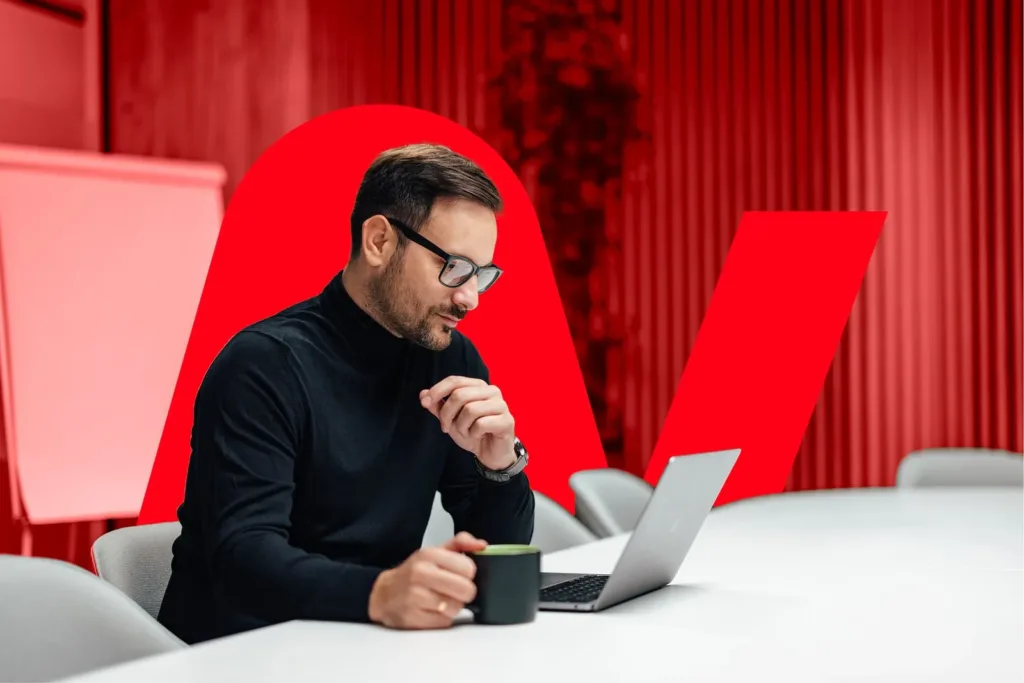 Avocat en droit commercial au travail devant son ordinateur