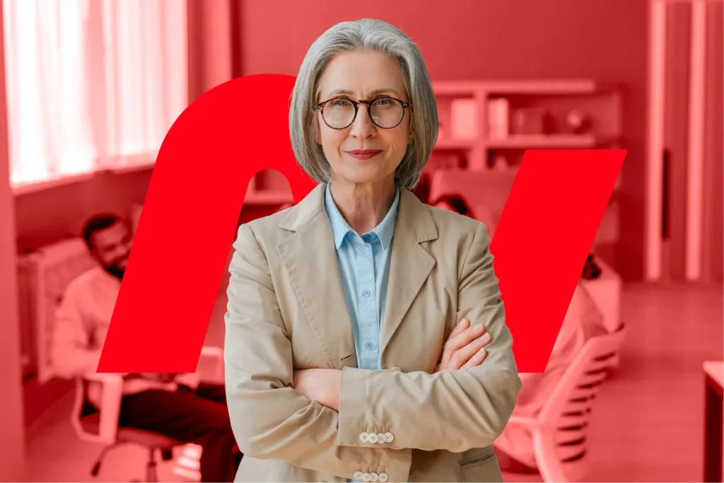 Avocate en droit social, bras croisés dans les bureaux du cabinet