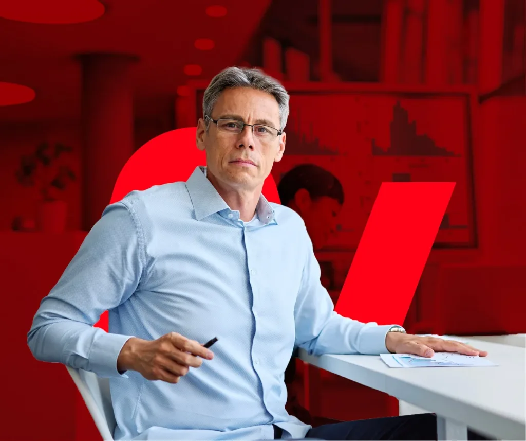 Expert-comptable à son bureau devant un graphique de résultats